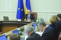Кабмін залишив лікарів і вчителів на місяць без зарплат