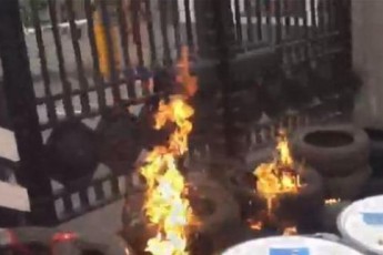 У Києві під Міноборони під час мітингу підпалили шини ФОТО