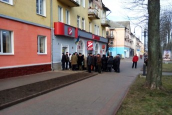 На Волині пенсіонери змушені щоранку стояти у чергах, бо банк видає лише по 100 гривень ВІДЕО