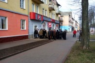 На Волині пенсіонери змушені щоранку стояти у чергах, бо банк видає лише по 100 гривень ВІДЕО