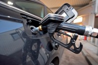 На деяких українських АЗС рекордно подорожчав бензин