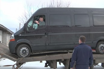 У Луцьку п’яний водій заблокувався від даішників в автівці ВІДЕО