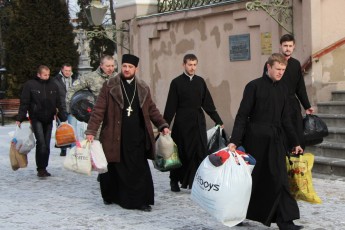 Понад тонну допомоги передали з Луцька для бійців у Піски ФОТО