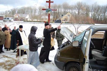 Бійці з Волині відвезуть у зону АТО дві автівки, подаровані громадою