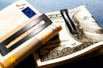 Долар різко обвалився майже на гривню