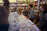 Волиняни цілодобово плетуть сітки для воїнів ФОТО