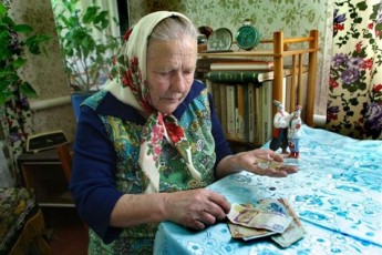 Працюючим пенсіонерам хочуть зменшити пенсію