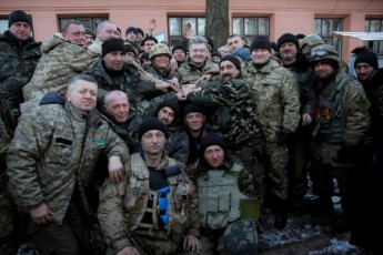 Президент обіцяє ротацію усіх частин, які вийшли з Дебальцевого