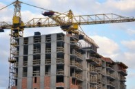Ошукані лучани хочуть самотужки добудувати закинуту багатоповерхівку