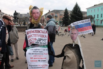 На Волині активісти спалили опудала Путіна та нардепа Мартиняка ВІДЕО