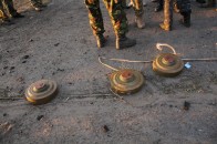 На Луганщині на протипіхотній міні підірвалась 18-річна дівчина