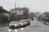 Поблизу луцького супермаркету пішов під землю тротуар
