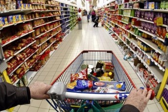 Українці масово скуповують продукти, ліки і гаджети