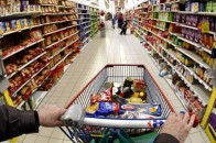 Українці масово скуповують продукти, ліки і гаджети
