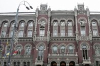 НБУ готовий продавати долари по 28 гривень, щоб заспокоїти міжбанк