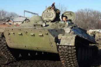 Відведену техніку бойовики вночі повертають на позиції