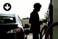 Долар і бензин дешевшають, але невпевнено: чого чекати у березні
