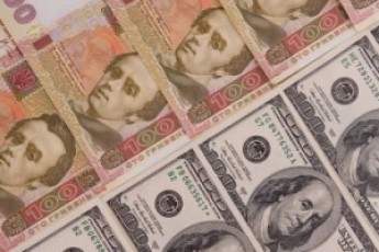 Долар подешевшав в обмінниках на три гривні