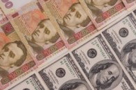 Долар подешевшав в обмінниках на три гривні