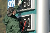 Бензин на деяких АЗС подешевшав відразу на гривню