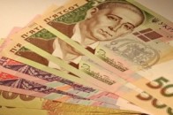 Долар і євро продовжують дешевшати в обмінниках