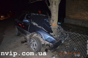 Аварія на Волині: автівка з неповнолітніми врізалася у дерево, є постраждалі ФОТО