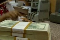Купити долар реально на чотири гривні дорожче від офіційного курсу