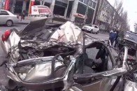 У Донецьку танк розчавив легковика з пасажирами всередині ВІДЕО