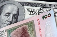 Долар дешевшає: українці масово здають валюту