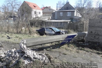 У Луцьку елітна автівка знесла електроопору та врізалась в паркан ВІДЕО