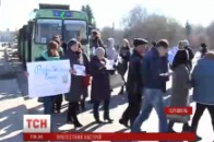 Родичі 128-ї бригади збираються ночувати на дорозі на знак протесту
