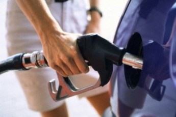 Експерт розповів, чому нафта дешевшає, а бензин - ні ВІДЕО