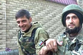 Мешканці Макіївки обстріляли автомобіль терориста Гіві ФОТО