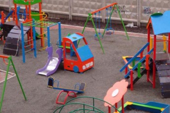 На Волині батьки самотужки облаштували дитячий майданчик