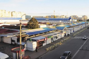 Лучанка придбала на ринку павільйон, який стоїть на чужій землі