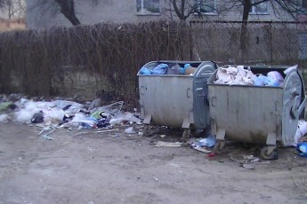 Луцькі комунальники розвели за Будинком побуту справжнє сміттєзвалище