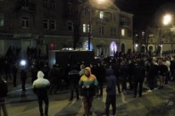 Масові заворушення у Нововолинську: міліціонерів закидали камінням та пляшками ВІДЕО