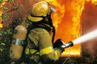 На Волині рятувальники витягнули з палаючого будинку дівчину