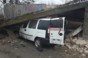 Моторошна аварія на Львівщині: іномарка задавила на зупинці п'ятьох людей