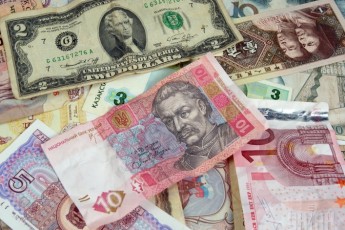 В Україні долар дешевшає, а бензин знову зростає у ціні