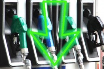 На українських АЗС знову подешевшало пальне