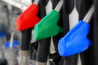 На українських АЗС подешевшав бензин