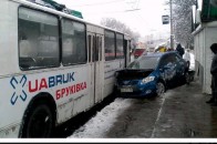 У Луцьку автівка врізалася у тролейбус та ледве не протаранила зупинку ФОТО