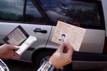В Україні можуть здорожчати водійські права і техпаспорти