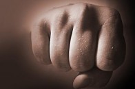 У Луцьку серед ночі на зупинці напали на чоловіка
