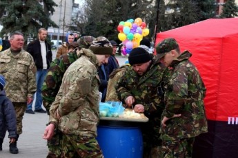 Як лучани на благодійному «вербному» ярмарку допомагали бійцям АТО ФОТО