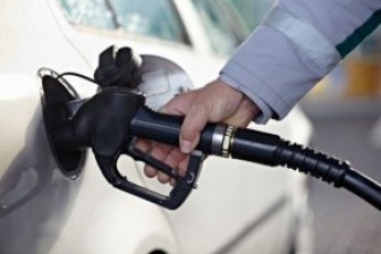 На українських АЗС знову подешевшало пальне