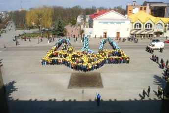 Флешмоб на рекорд: понад тисяча ковельчан утворили тризуб ФОТО