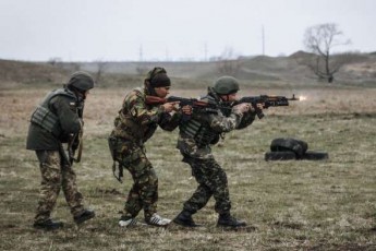 На Луганщині підірвався боєць АТО, ще одного обстріляли бойовики