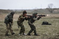 На Луганщині підірвався боєць АТО, ще одного обстріляли бойовики